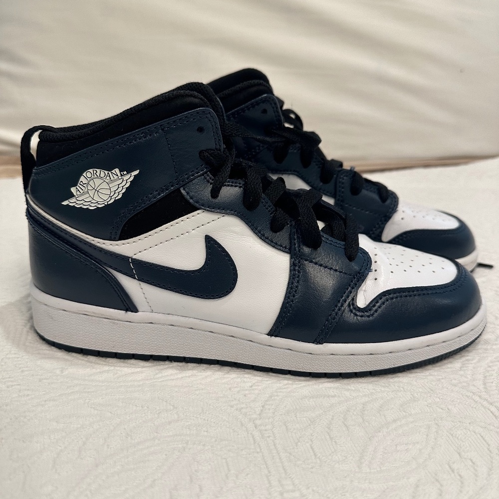 Nike Jordan 1 Mid Youth EUC Size 6Y